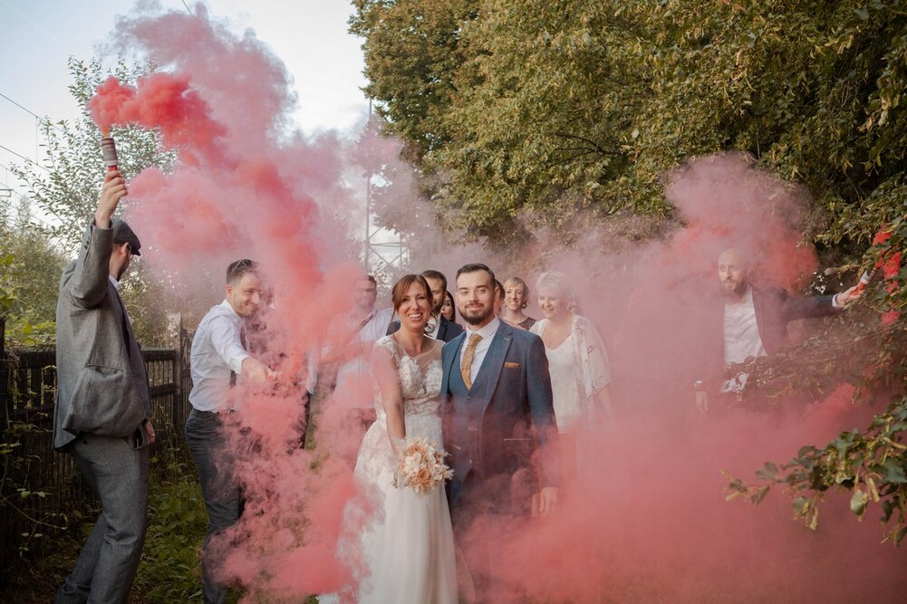 Séance mariage couple et fumigènes à Boulzicourt