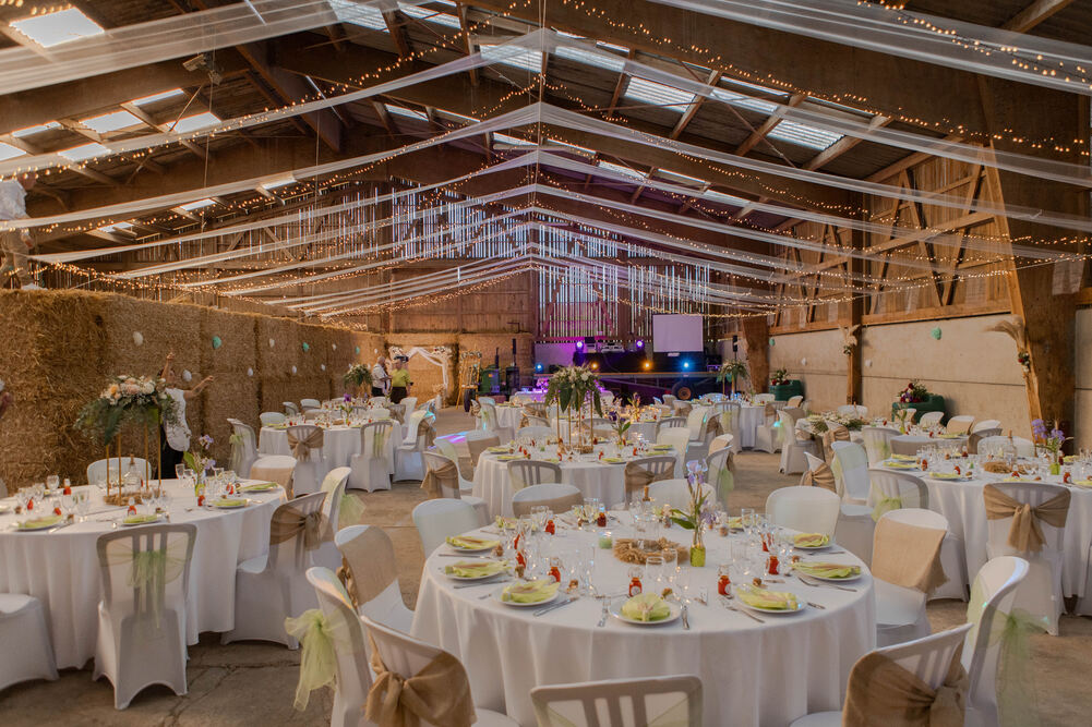 Grange décorée pour un mariage dans les Ardennes
