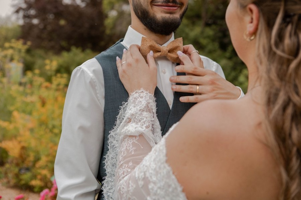 Détails d'un costume de mariage à Ecordal