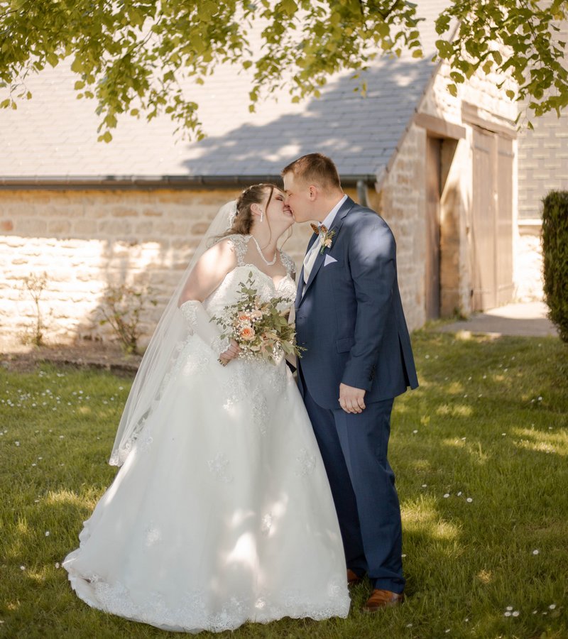 Séance couple lors d'un mariage à Villers-le-Tilleul
